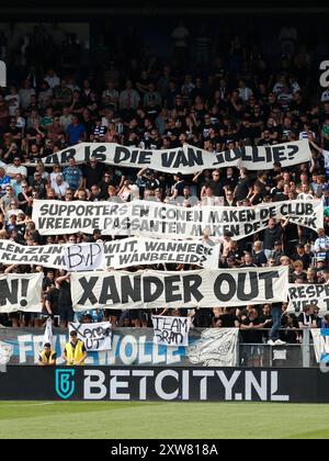 ZWOLLE - protesta contro il General manager del PEC Zwolle Xander Czaikowski durante la partita olandese Eredivisie tra PEC Zwolle e Feyenoord allo stadio MAC3Park il 18 agosto 2024 a Zwolle, Paesi Bassi. ANP BART STOUTJESDIJK Foto Stock