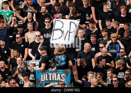 ZWOLLE - Banner per Bram van Polen durante la partita olandese Eredivisie tra PEC Zwolle e Feyenoord allo stadio MAC3Park il 18 agosto 2024 a Zwolle, Paesi Bassi. ANP BART STOUTJESDIJK Foto Stock