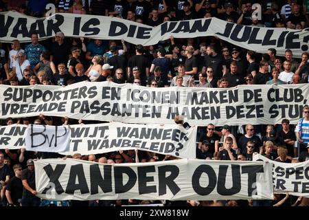 ZWOLLE - protesta contro il General manager del PEC Zwolle Xander Czaikowski durante la partita olandese Eredivisie tra PEC Zwolle e Feyenoord allo stadio MAC3Park il 18 agosto 2024 a Zwolle, Paesi Bassi. ANP BART STOUTJESDIJK Foto Stock