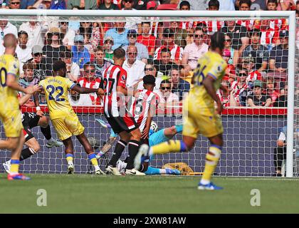 18 agosto 2024; Gtech Community Stadium, Brentford, Londra, Inghilterra; Premier League Football, Brentford contro il Crystal Palace; Ethan Pinnock di Brentford segna un autogol da una croce al 56° minuto per arrivare a 1-1 Foto Stock