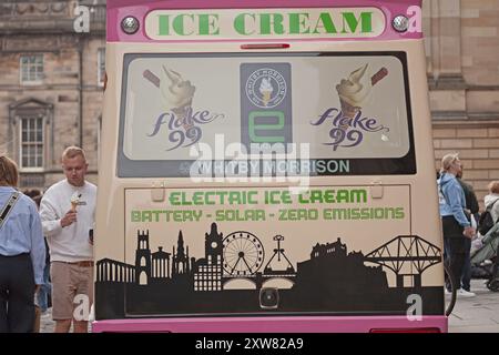 Royal Mile, Edimburgo, Scozia, Regno Unito. 18 agosto 2024. Furgone elettrico per gelati, ecologico, verde, Foto Stock