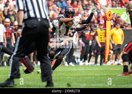 Kelvin McKnight Jr. (Rhein Fire, #13) ist unaufhaltsam, GER Rhein Fire vs. Berlin Thunder, Football, European League of Football, Spieltag 13, Saison 2024, 18.08.2024 foto: Eibner-Pressefoto/Fabian Friese Foto Stock