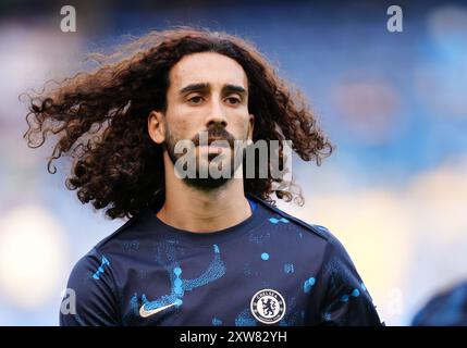 Marc Cucurella del Chelsea si scalda davanti alla partita di Premier League allo Stamford Bridge, Londra. Data foto: Domenica 18 agosto 2024. Foto Stock