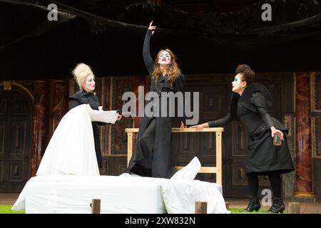 l-r: Blythe Duff (infermiera), Kirsty Bushell (Giulietta), Martina Laird (Lady Capulet) in ROMEO E GIULIETTA di Shakespeare al Globe di Shakespeare, Londra SE1 27/04/2017 design: Soutra Gilmour illuminazione: Charles Balfour coreografo: Tim Claydon regista: Daniel Kramer Foto Stock