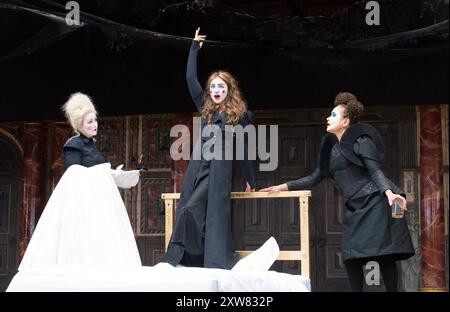 l-r: Blythe Duff (infermiera), Kirsty Bushell (Giulietta), Martina Laird (Lady Capulet) in ROMEO E GIULIETTA di Shakespeare al Globe di Shakespeare, Londra SE1 27/04/2017 design: Soutra Gilmour illuminazione: Charles Balfour coreografo: Tim Claydon regista: Daniel Kramer Foto Stock