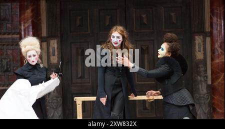 l-r: Blythe Duff (infermiera), Kirsty Bushell (Giulietta), Martina Laird (Lady Capulet) in ROMEO E GIULIETTA di Shakespeare al Globe di Shakespeare, Londra SE1 27/04/2017 design: Soutra Gilmour illuminazione: Charles Balfour coreografo: Tim Claydon regista: Daniel Kramer Foto Stock