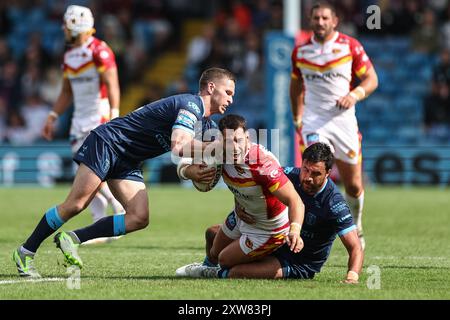 Ben Garcia di Catalan Dragons è affrontato da Matt Parcell di Hull KR e Peta Hiku di Hull KR durante il Magic Weekend Match Catalans Dragons vs Hull KR a Elland Road, Leeds, Regno Unito, 18 agosto 2024 (foto di Mark Cosgrove/News Images) Foto Stock