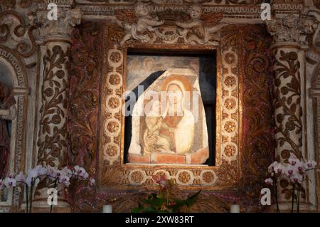 Italia, Lombardia, Lago di Garda, Sirmione, Chiesa di Sant'Anna della Rocca, Vergine Maria con dipinto di Gesù bambino Foto Stock