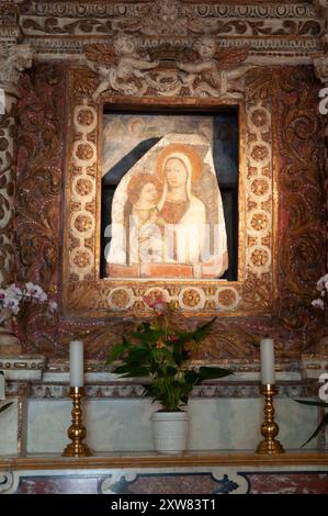 Italia, Lombardia, Lago di Garda, Sirmione, Chiesa di Sant'Anna della Rocca, Vergine Maria con dipinto di Gesù bambino Foto Stock