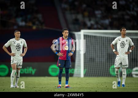 Raphinha (FC Barcelona) guarda durante una partita del Joan Gamper Trophy tra FC Barcelona e Monaco all'Estadi Olimpic Lluís Company. Punteggio finale; FC Barcelona 0:3 COME Monaco Foto Stock