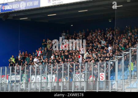 ZWOLLE - tifosi del Feyenoord durante la partita olandese Eredivisie tra PEC Zwolle e Feyenoord allo stadio MAC3Park il 18 agosto 2024 a Zwolle, Paesi Bassi. ANP BART STOUTJESDIJK Foto Stock