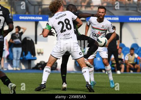 Ewoud Pletinckx dell'OHL e Kevin Denkey di Cercle in azione durante una partita di calcio tra OH Leuven e Cercle Brugge, domenica 18 agosto 2024 a Lovanio, il quarto giorno della stagione 2024-2025 della prima divisione della "Jupiler Pro League" del campionato belga. BELGA FOTO JILL DELSAUX Foto Stock