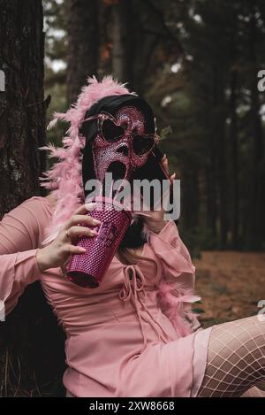 donna che posa in costume rosa urla di halloween con foresta dorsale sullo sfondo Foto Stock