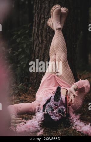 donna che posa in costume rosa urla di halloween con foresta dorsale sullo sfondo Foto Stock