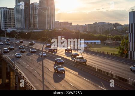 TORONTO, CANADA, 26th LUGLIO 22: La Toronto Gardiner Expressway durante la prima serata. Molte auto possono essere viste sulla strada. Edifici e condomini ca Foto Stock