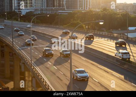 TORONTO, CANADA, 26th LUGLIO 22: La Toronto Gardiner Expressway durante la prima serata. Molte auto possono essere viste sulla strada. Edifici e condomini ca Foto Stock