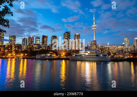 TORONTO, CANADA, 26 LUGLIO 22: Il lungomare di Toronto di notte, che mostra lo skyline della città con condomini, la CN Tower e le barche. Foto Stock