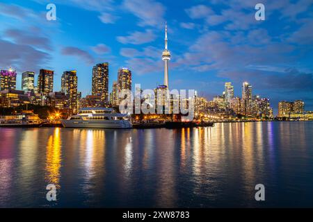 TORONTO, CANADA, 26 LUGLIO 22: Il lungomare di Toronto di notte, che mostra lo skyline della città con condomini, la CN Tower e le barche. Foto Stock