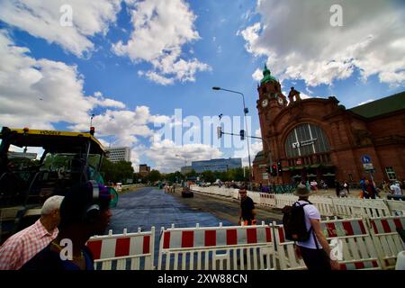 Wiesbaden, Germania. 8 agosto 2024. Architettura della città e riparazione dell'asfalto. Foto Stock