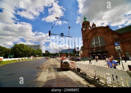 Wiesbaden, Germania. 8 agosto 2024. Architettura della città e riparazione dell'asfalto. Foto Stock