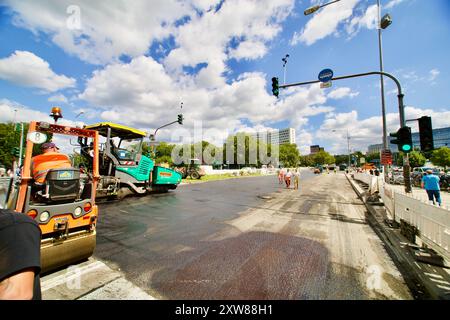 Wiesbaden, Germania. 8 agosto 2024. Architettura della città e riparazione dell'asfalto. Foto Stock