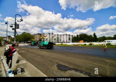 Wiesbaden, Germania. 8 agosto 2024. Architettura della città e riparazione dell'asfalto. Foto Stock