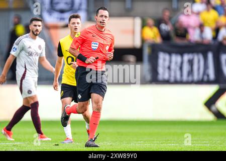 Breda, Paesi Bassi. 18 agosto 2024. BREDA, PAESI BASSI - 18 AGOSTO: L'arbitro Dennis Higler guarda durante l'incontro olandese Eredivisie tra NAC Breda e AFC Ajax al Rat Verlegh Stadion il 18 agosto 2024 a Breda, Paesi Bassi. (Foto di Joris Verwijst/Orange Pictures) credito: Orange Pics BV/Alamy Live News Foto Stock