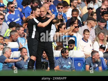 Londra, Regno Unito. 18 agosto 2024. Il capo-allenatore del Manchester City Pep Guardiola parla con il quarto ufficiale Darren England durante la partita di Premier League allo Stamford Bridge di Londra. Il credito per immagini dovrebbe essere: Paul Terry/Sportimage Credit: Sportimage Ltd/Alamy Live News Foto Stock