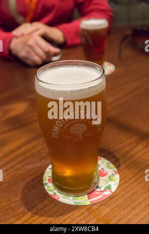 Una pinta di Timothy Taylor Landlord pale ale su un tavolo da pub, Stockton-on Tees, Country Durham, Inghilterra Foto Stock