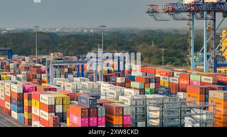 Puerto Quetzal, Guatemala - 19 gennaio 2024: Gru e container nel terminal container del principale porto marittimo del paese. Foto Stock