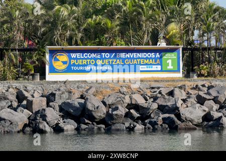 Puerto Quetzal, Guatemala - 19 gennaio 2024: Cartello di benvenuto presso il terminal delle navi da crociera nel porto marittimo principale della contea. Foto Stock