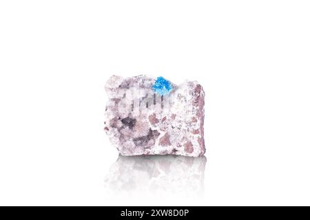 Pentagonite blu e Cavansite mescolati su Stilbite bianca. Esemplare proveniente dalla cava di Wagholi, Pune, Maharashtra, India Foto Stock