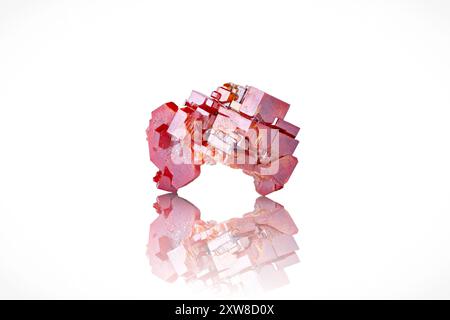 Fotografia vanadinita isolata su un terreno nero bianco. Esemplare di Mibladen, Marocco. sfondo dettaglio macro. primi piani in cristallo minerale non lucidato Foto Stock