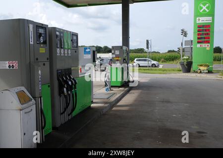 Wilsum, Germania - 18 agosto 2024 distributore di benzina senza equipaggio di un mercato Raiffeissen in Germania. Il pagamento può essere effettuato solo con carta di credito o debito Foto Stock