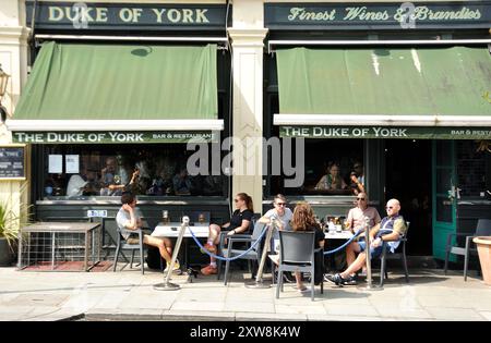 Fondato nel 1826, il Duca di York si trova in cima alla St John's Wood High Street e conserva ancora gran parte del suo fascino originale. Foto Stock