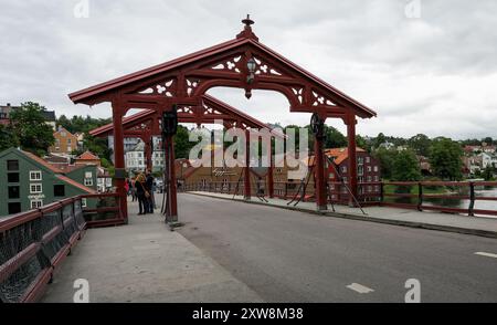 Vista del ponte di legno Gamle Bybroen a Trondheim, Norvegia. Foto Stock