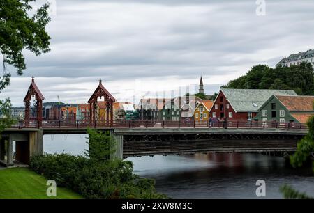 Vista del ponte di legno Gamle Bybroen a Trondheim, Norvegia. Foto Stock