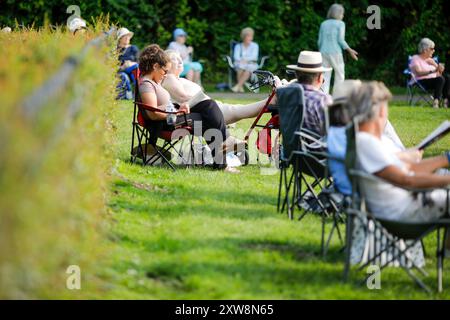 I Burys, Godalming. 18 agosto 2024. Un pomeriggio caldo e soleggiato per le Home Counties. Persone che amano la musica nel parco al Godalming Bandstand nel Surrey. Ogni domenica pomeriggio durante i mesi estivi, viene eseguita musica dal vivo con una varietà di generi. Questo pomeriggio è stato il turno di "The Band of the Surrey Yeomanry", sponsorizzato dalla BL Vision di Farncombe. Crediti: james jagger/Alamy Live News Foto Stock