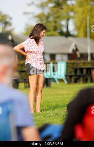 I Burys, Godalming. 18 agosto 2024. Un pomeriggio caldo e soleggiato per le Home Counties. Persone che amano la musica nel parco al Godalming Bandstand nel Surrey. Ogni domenica pomeriggio durante i mesi estivi, viene eseguita musica dal vivo con una varietà di generi. Questo pomeriggio è stato il turno di "The Band of the Surrey Yeomanry", sponsorizzato dalla BL Vision di Farncombe. Crediti: james jagger/Alamy Live News Foto Stock