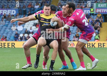 Leeds, Regno Unito. 18 agosto 2024. Elland Road, Leeds, West Yorkshire, 18 agosto 2024. Betfred Super League - Magic Weekend Huddersfield Giants vs Castleford Tigers Innes Senior di Castleford Tigers è placcato da Chris Hill, Tui Lolohea e Leroy Cudjoe di Huddersfield Giants crediti: Touchlinepics/Alamy Live News Foto Stock