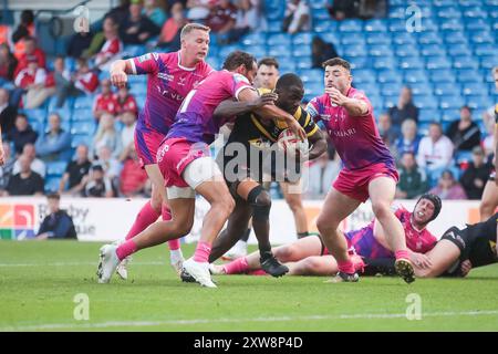 Leeds, Regno Unito. 18 agosto 2024. ***Nessuna via d'uscita per Muizz Mustapha durante il Magic Weekend Super League match tra Huddersfield Giants e Castleford Tigers a Elland Road, Leeds, Inghilterra, il 18 agosto 2024. Foto di Simon Hall. Solo per uso editoriale, licenza richiesta per uso commerciale. Non utilizzare in scommesse, giochi o pubblicazioni di singoli club/campionato/giocatori. Crediti: UK Sports Pics Ltd/Alamy Live News Foto Stock