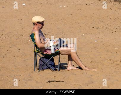 pic Show: Immersioni mattutine e passeggiate nella piscina di marea di Walpole Bay a Margate, Ken Hot Weather, Margate Kent. Le temperature DEL LUNEDÌ sono impostate su cont Foto Stock