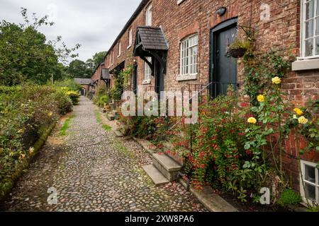 Una fila di vecchi cottage nel pittoresco villaggio di Styal nel Cheshire, Inghilterra. Foto Stock