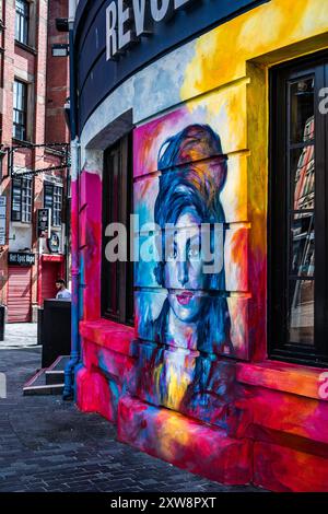 L'esterno colorato del bar Revolver nel Liverpool's Cavern Walks Ares Foto Stock