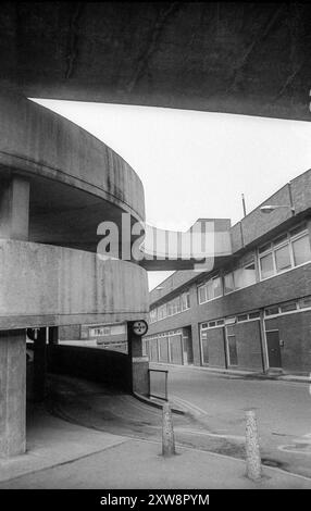 Fotografia d'archivio dei primi anni '1970 della rampa a spirale che conduce al parcheggio sul tetto (demolito) in New Conduit Street, King's Lynn. Foto Stock