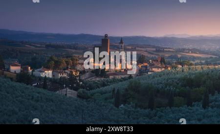 Ora blu sopra il villaggio di Vinci e gli ulivi, luogo di nascita di Leonardo da Vinci. Provincia di Firenze, regione Toscana, Italia Foto Stock