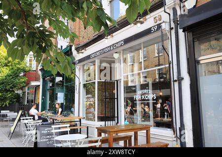 Alla moda Orford Road, nel cuore del villaggio storico di Walthamstow, fiancheggiato da caffetterie e negozi di artigiani indipendenti, a ne Londra, Regno Unito Foto Stock