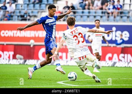 Gent, Belgio. 18 agosto 2024. Noah Fadiga di Gent e Roman Neustadter di Westerlo in azione durante una partita di calcio tra KAA Gent e KVC Westerlo, domenica 18 agosto 2024 a Gent, il quarto giorno della stagione 2024-2025 della prima divisione del campionato belga "Jupiler Pro League". BELGA PHOTO TOM GOYVAERTS credito: Belga News Agency/Alamy Live News Foto Stock