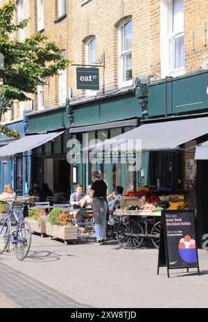 Alla moda Orford Road, nel cuore del villaggio storico di Walthamstow, fiancheggiato da caffetterie e negozi di artigiani indipendenti, a ne Londra, Regno Unito Foto Stock