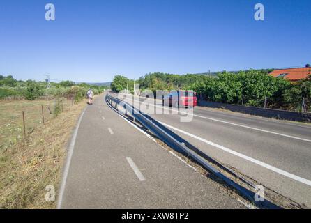 Pista ciclabile separata parallela a una strada locale. Passeggiata pedonale Foto Stock